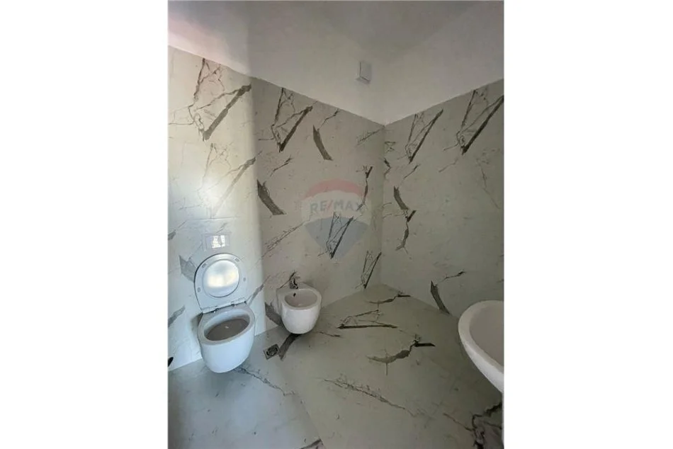 Tirane, jepet me qera apartament 2+1+Aneks+Ballkon , 116 m² 850 € (Rruga e Kavajes - Kompleksi Delijorgji)