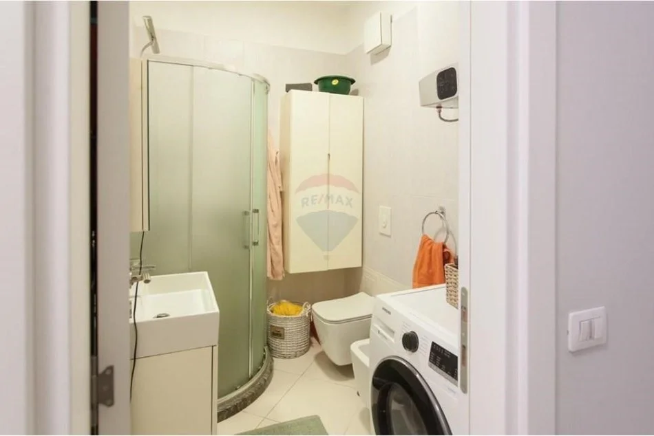 Tirane, jepet me qera apartament 1+1 , 60 m² 600 € (Apartament 1+1 Me Qira Tek Pazari I Ri)