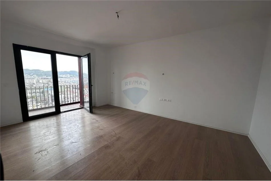 Tirane, jepet me qera zyre Kati 10, 159 m² 1.700 € (Japim me qira apartament 3+1+2 per zyra)
