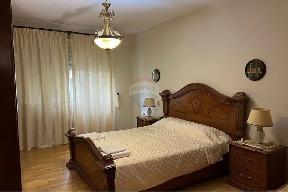 Tirane, jepet me qera apartament 2+1 , 90 m² 700 € (Apartament 2+1 per qira tek Sheshi Wilson!)
