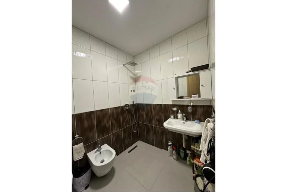 Tirane, jepet me qera apartament 2+1 Kati 4, 89 m² 750 € (2+1 PER QIRA RRUGA BARRIKADAVE)