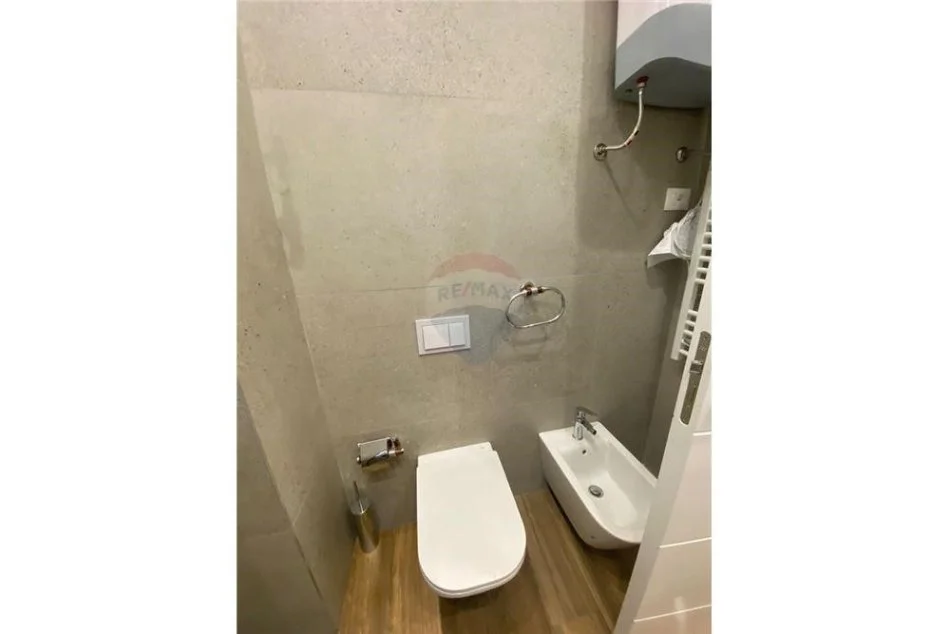 Tirane, jepet me qera apartament 1+1 , 75 m² 800 € (Apartament luksoz per qira tek Arlis!)