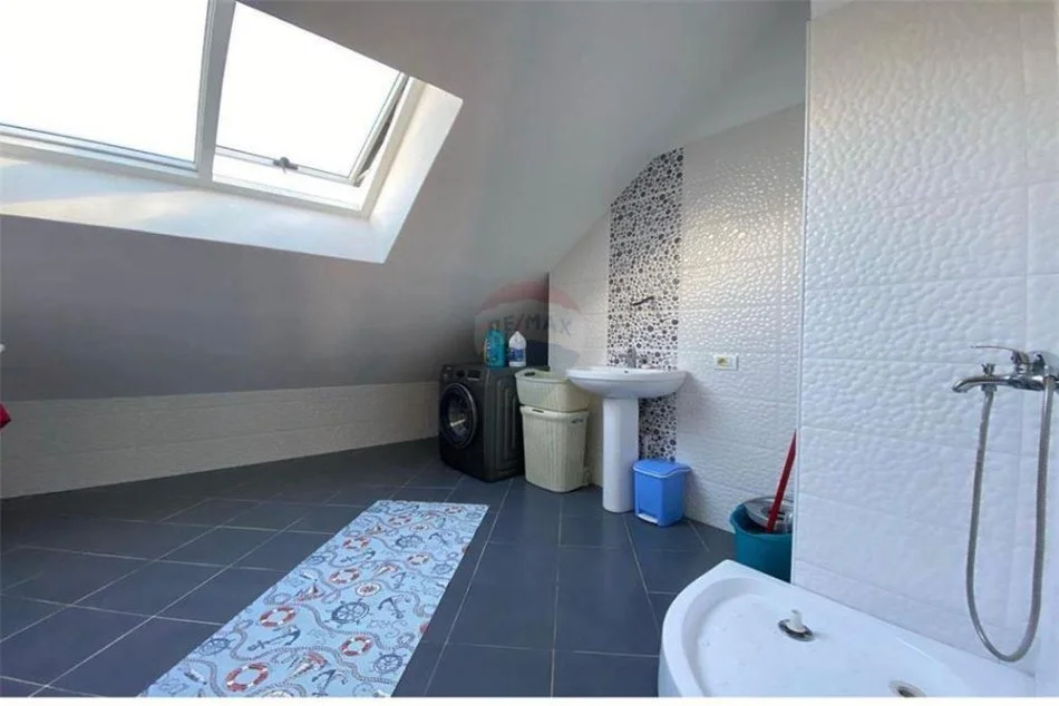 Tirane, jepet me qera apartament 2+1 Kati 5, 103 m² 800 € (LIqeni i Thate)