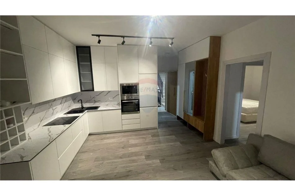 Tirane, jepet me qera apartament 2+1 Kati 5, 82 m² 800 € (Kopshti Botanik)