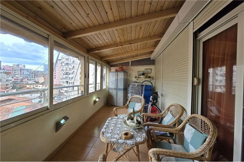 Tirane, jepet me qera apartament 2+1 Kati 6, 120 m² 900 € (Apartament 2+1 per qira tek Rruga e Barrikades !)