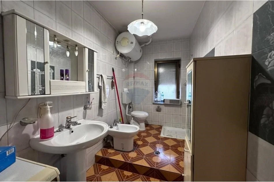 Tirane, jepet me qera apartament duplex 1+1 Kati 4, 75 m² 450 € (Apartament 1+1 per qira te Pazari i Ri)