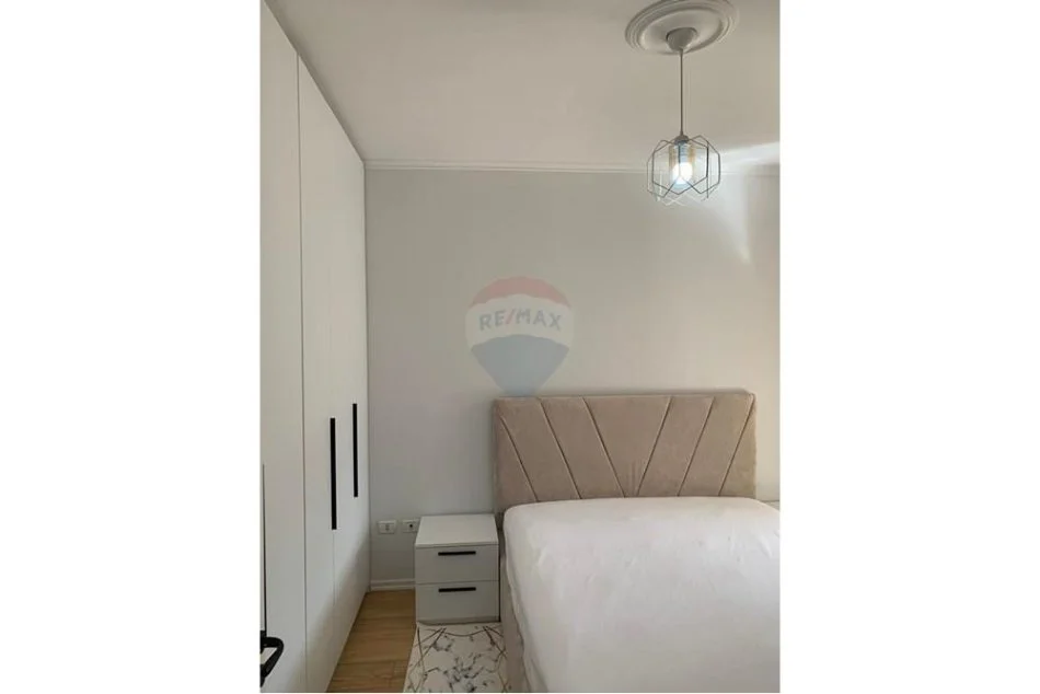 Tirane, jepet me qera apartament 1+1 Kati 5, 61 m² 600 € (Pazari i Ri - Rruga e Barrikadave,)
