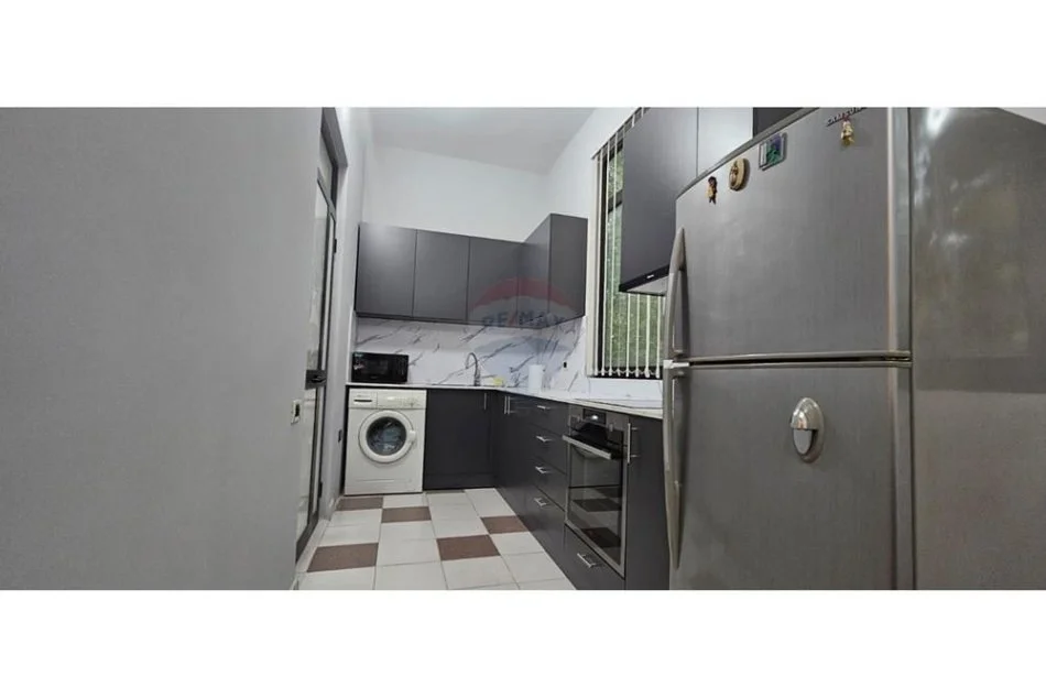 Tirane, jepet me qera apartament 2+1 Kati 3, 100 m² 800 € (Bllok)