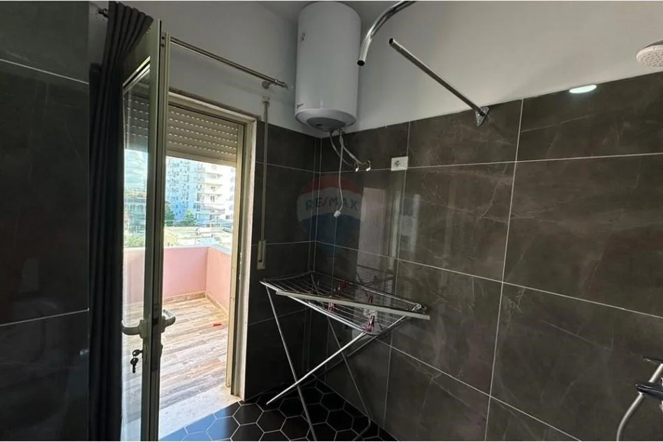 Durres, shitet apartament 4+1 Kati 3, 170 m² (SHITEN DY APARTAMENTE NE DURRES)