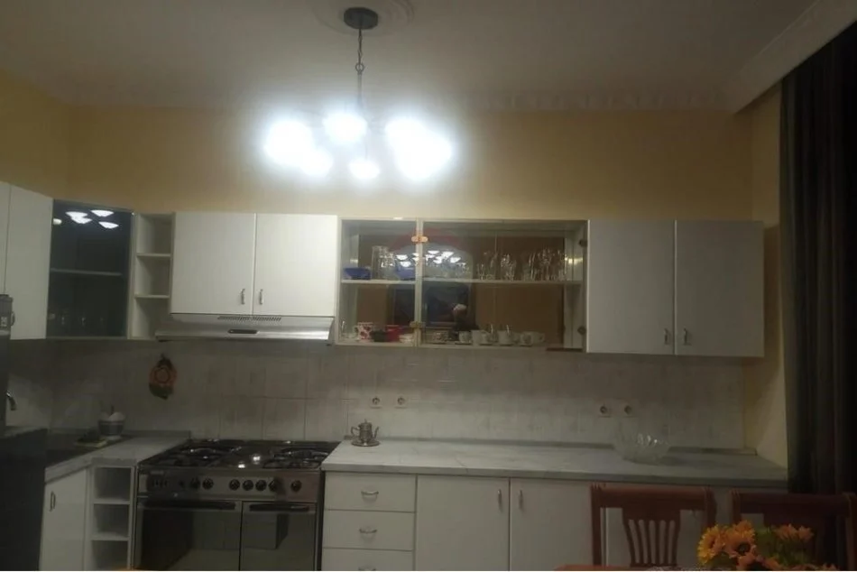 Tirane, jepet me qera apartament 2+1 Kati 3, 128 m² 600 € (JEPET ME QIRA APARTAMENT, TE KODRA E PRIFTIT!)