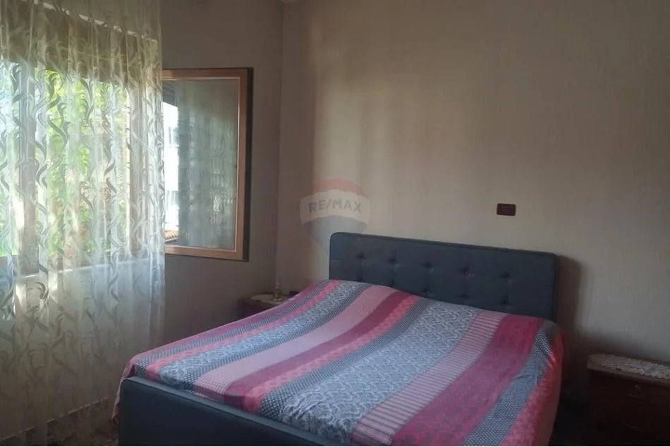 Tirane, shitet apartament 2 Katshe Kati 2, 300 m² 320.000 € (VILE DY KATE PER SHITJE NE KOMBINAT!)