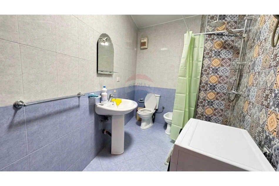 Tirane, jepet me qera apartament 1+1 , 70 m² 600 € (Apartament 1+1 per qira prane Air Albania Stadium)