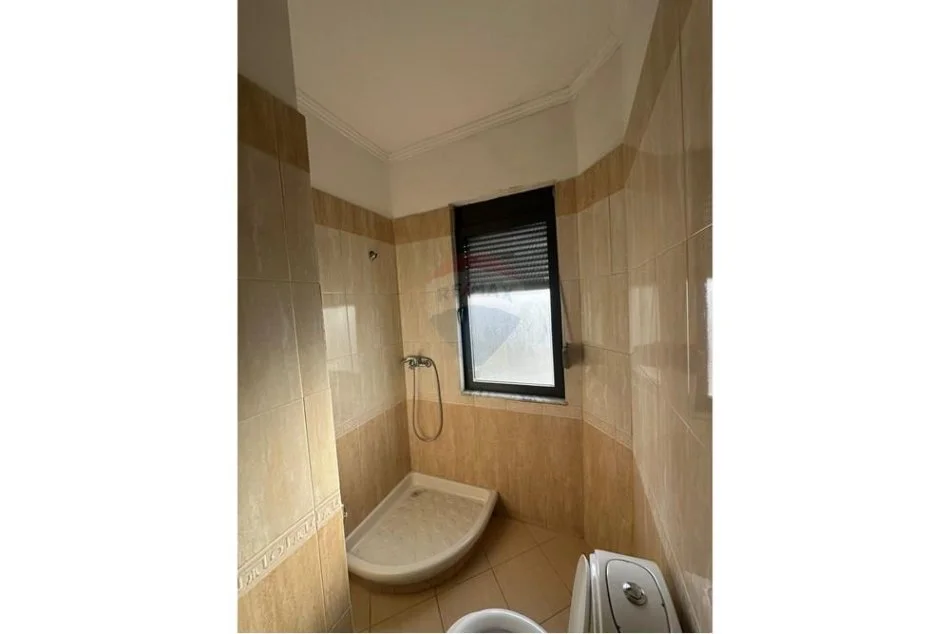 Tirane, jepet me qera apartament 2+1 , 80 m² 550 € (Laprakë,)