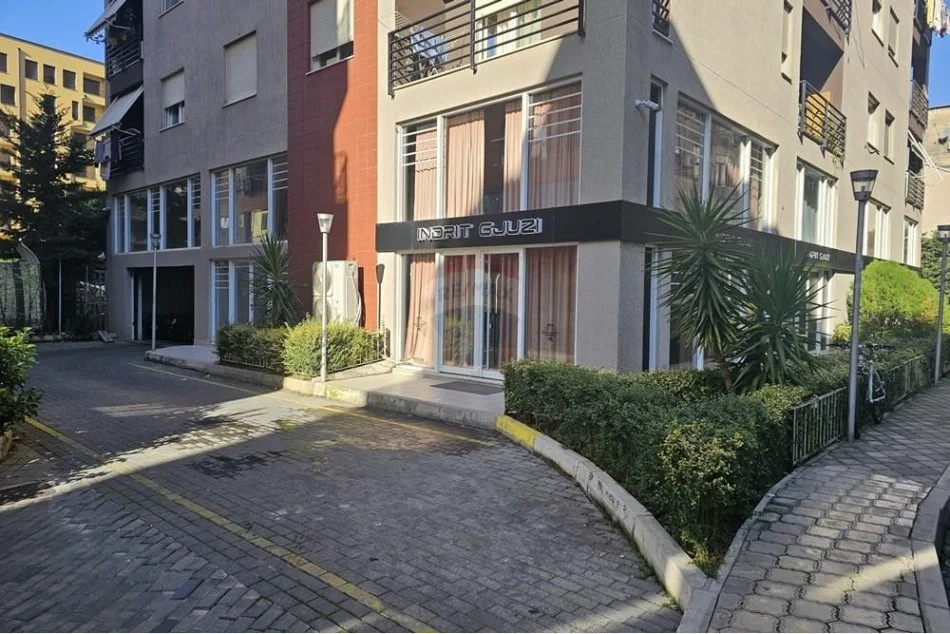 Tirane, jepet me qera apartament 2+1 , 94 m² 800 € (Pazari i Ri - Hoxha Tahsim,)