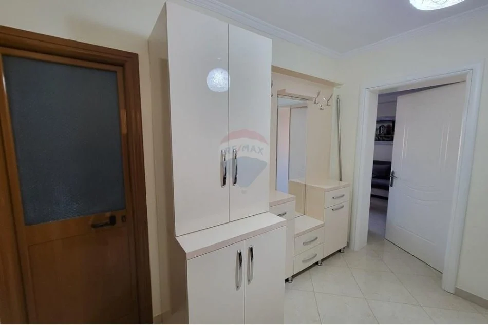 Tirane, jepet me qera apartament 2+1 Kati 4, 68 m² 600 € (Xhamlliku)