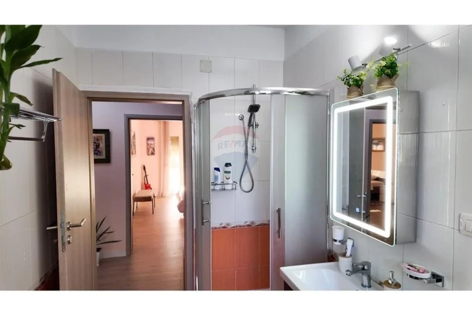 Tirane, jepet me qera apartament 2+1 Kati 3, 80 m² 750 € (Apartament 2+1 me qira ne Qender te Tiranes)