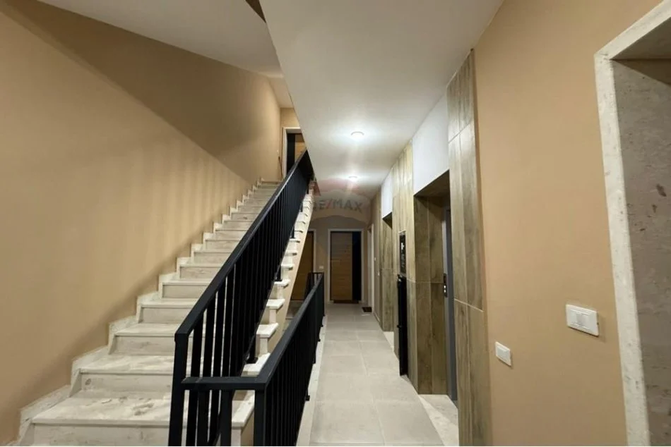 Tirane, jepet me qera apartament 2+1 Kati 4, 90 m² 650 € (APARTAMENT 2+1+2 ME QIRA TEK BULEVARDIT E RI!)