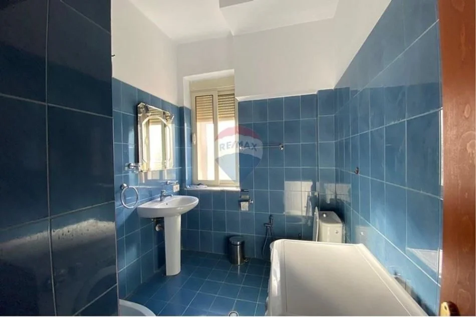 Tirane, jepet me qera apartament 1+1 Kati 2, 60 m² 550 € (Qender, Tirane)