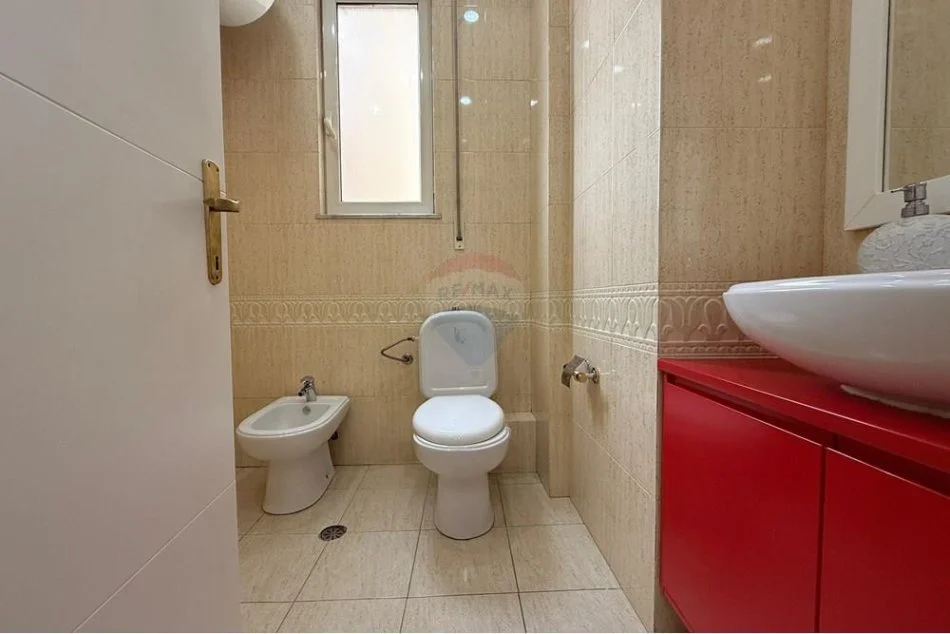 Tirane, jepet me qera apartament 2+1 , 850 m² (Rruga e Dibres)