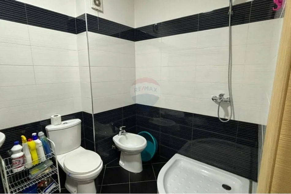 Tirane, jepet me qera apartament 2+1 , 600 € (Astir)
