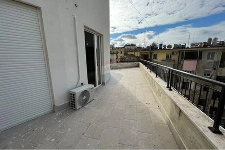 Tirane, jepet me qera apartament 2+1 , 950 € (Kafe Flora)
