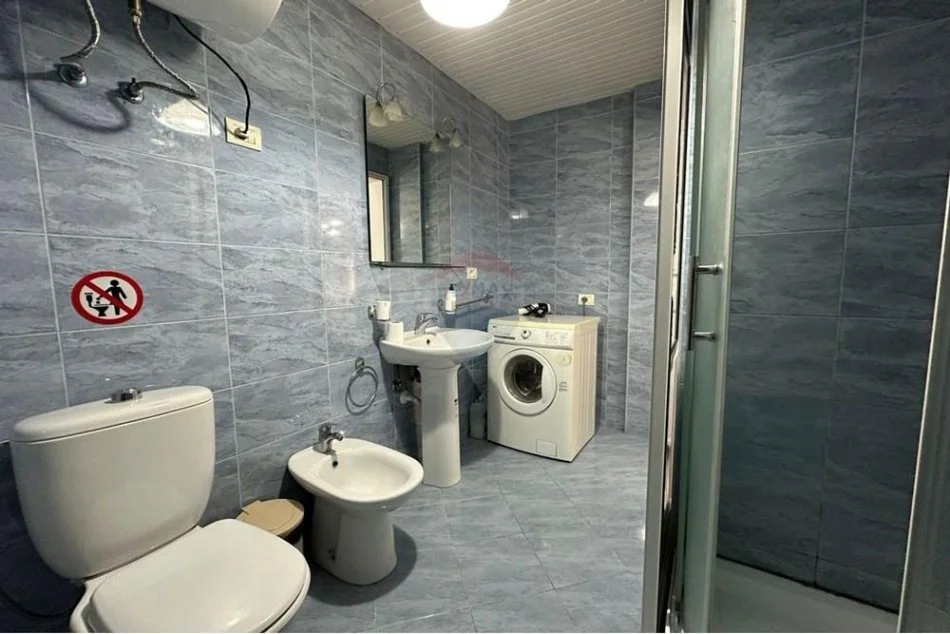 Tirane, jepet me qera apartament 2+1 , 800 € (Stadiumi Dinamo)