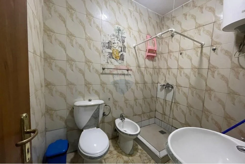 Tirane, jepet me qera apartament 1+1 , 650 € (Komuna e Parisit)