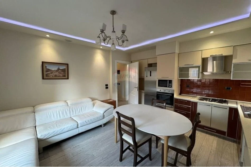 Tirane, jepet me qera apartament 2+1 , 800 € (Sheshi Wilson)