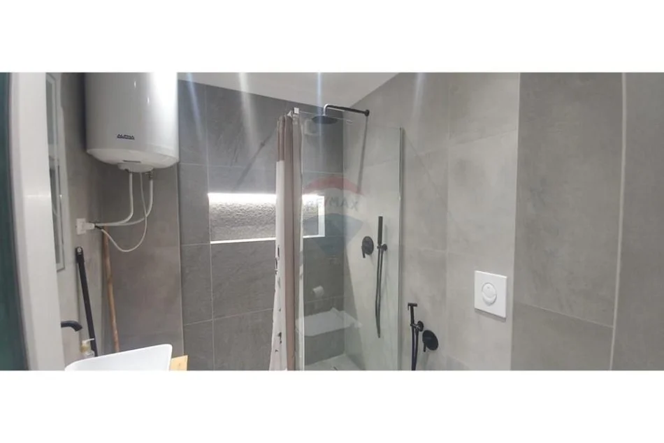 Tirane, jepet me qera apartament 2+1 , 650 € (Komuna e Parisit)