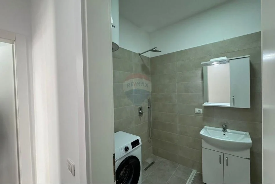 Tirane, jepet me qera apartament 2+1 , 550 € (Fusha e Aviacionit)