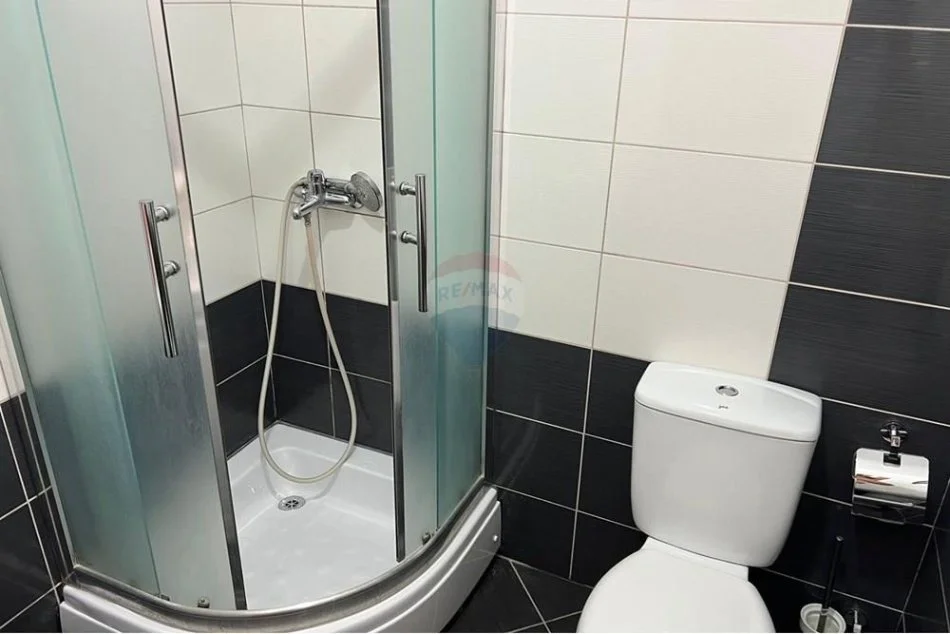 Tirane, jepet me qera apartament 2+1 , 500 € (Ali Demi)