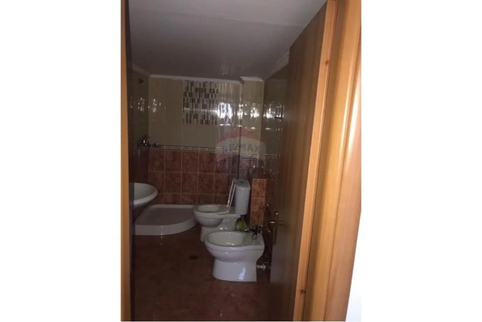 jepet me qera apartament 2+1 , 116 m² 600 € (Komuna e Parisit)