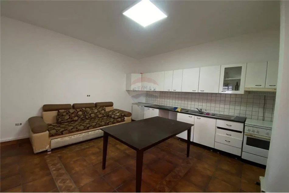 Tirane, jepet me qera zyre , 700 € (Bllok)