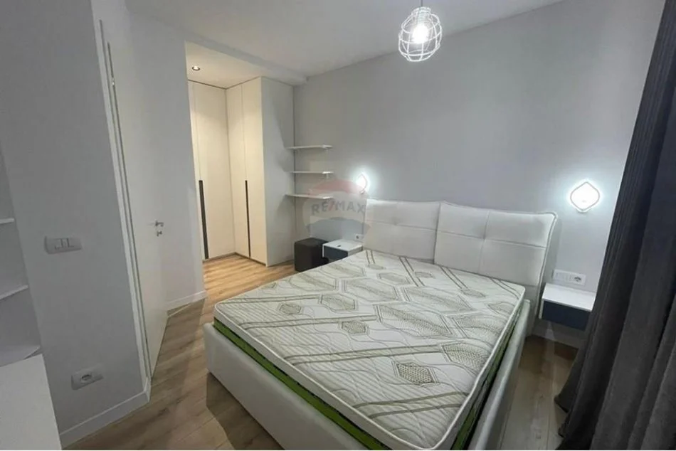 Tirane, shitet 4+1+Aneks+Ballkon , (Komuna e Parisit)