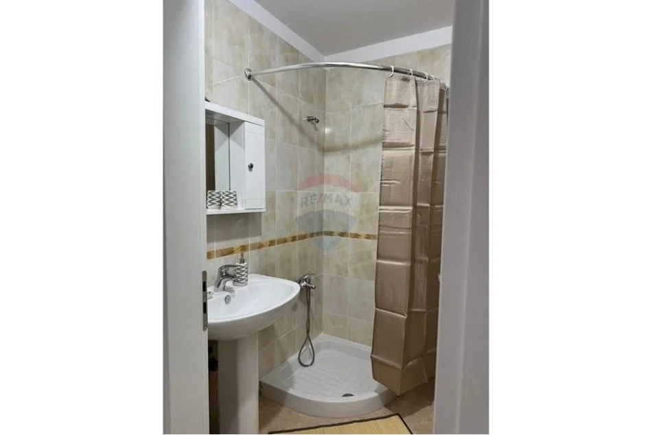 Tirane, jepet me qera apartament 2+1 , 600 € (Rruga e Dibres)