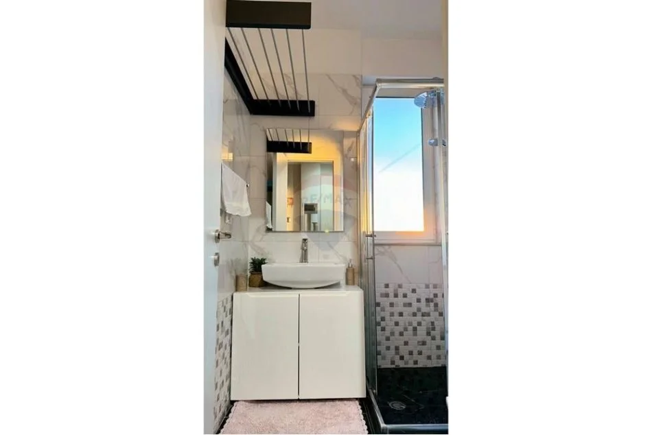 Tirane, jepet me qera apartament 1+1 Kati 8, 55 m² 550 € (Bulevardi Zogu I)