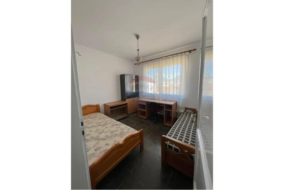 Tirane, jepet me qera apartament 3+1 Kati 5, 83 m² 4.550 € (Apartament 3+1 per qira prane Gjimnazit Partizani)