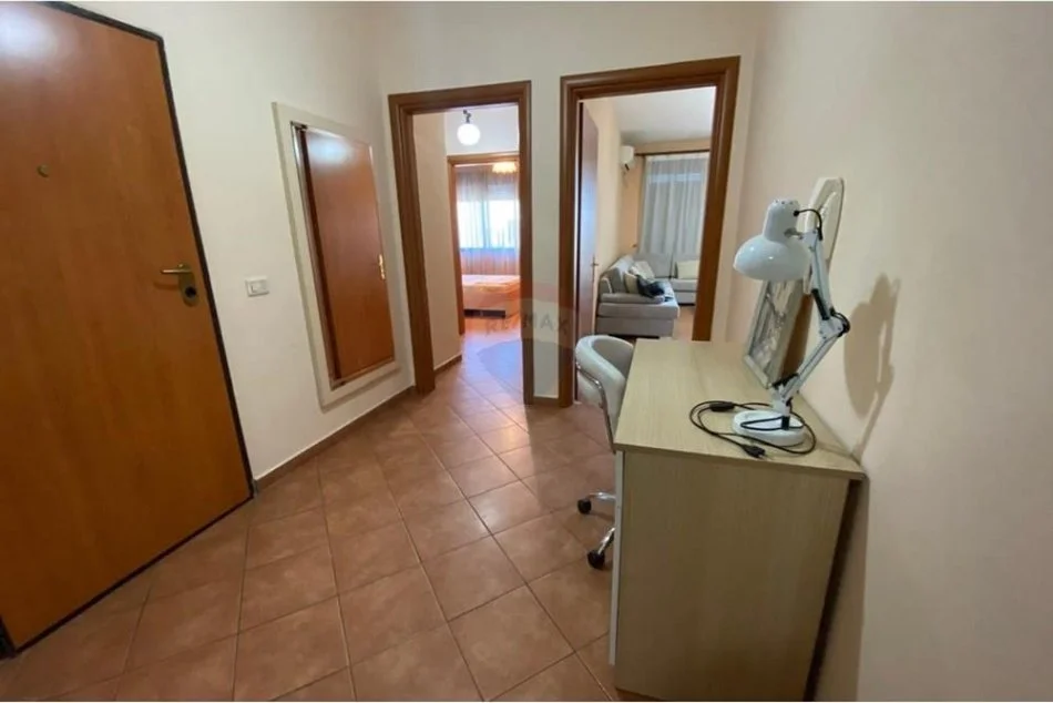 Tirane, jepet me qera apartament 2+1 , 800 € (abulevardi Zogu I)