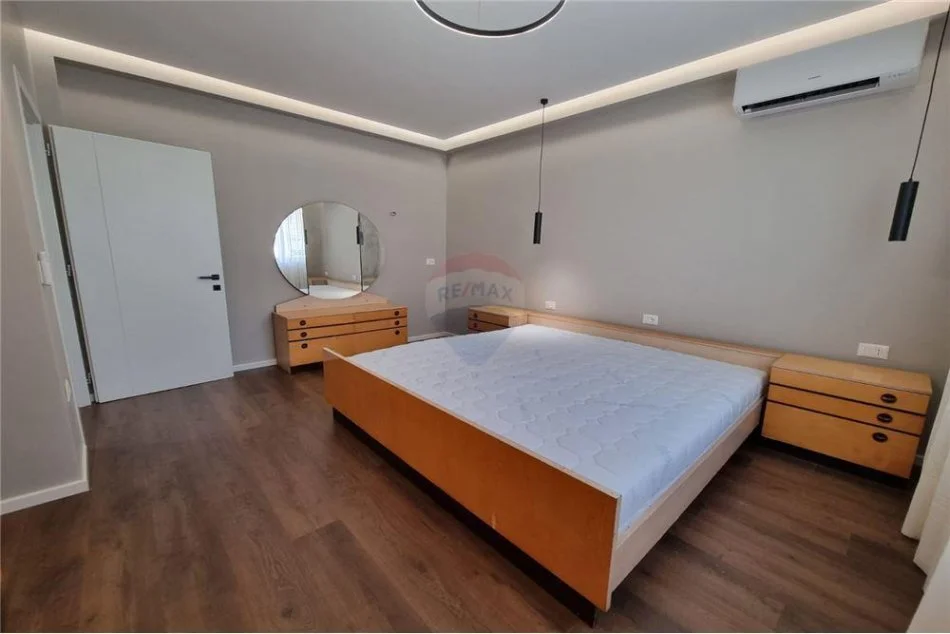 Tirane, jepet me qera apartament 2+1 , 800 € (Vasil Shanto)