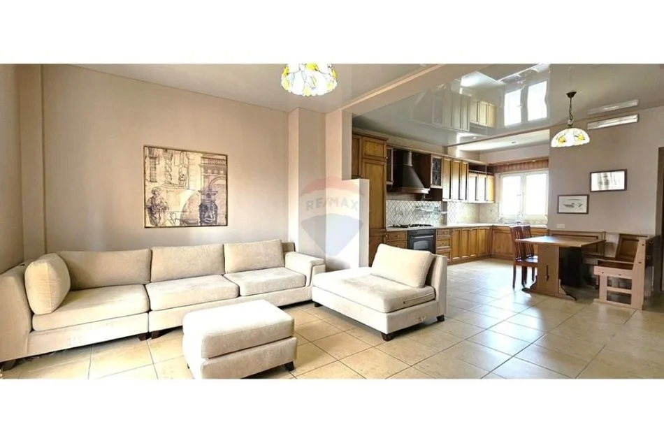 Tirane, jepet me qera apartament 2+1 , 160 m² 750 € (Qendër,)