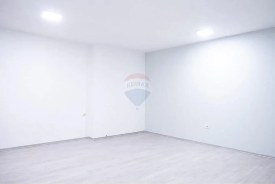 Tirane, jepet me qera ambjent biznesi , 1.000 € (Sheshi Wilson)