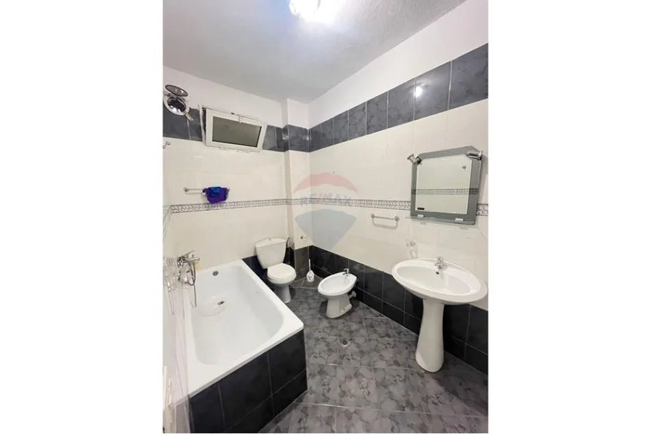 Tirane, jepet me qera apartament 2+1 , 600 € (Rruga Bardhyl)