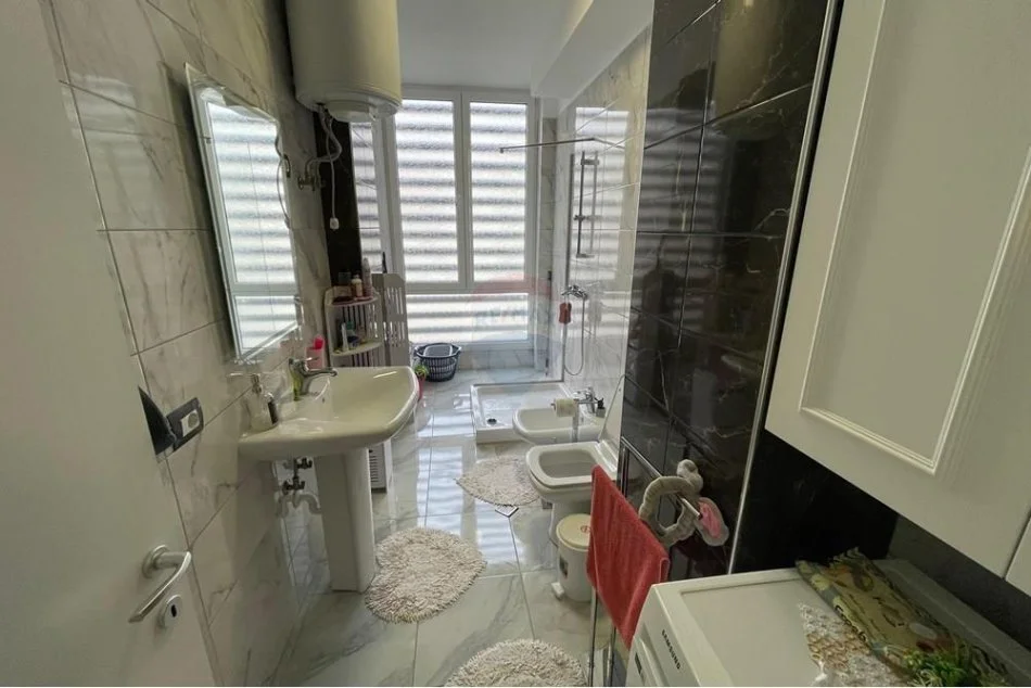 Tirane, jepet me qera apartament 1+1 , 550 € (Porcelan)