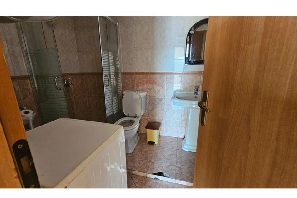 Tirane, jepet me qera apartament 2+1 , 400 € (Brryli)