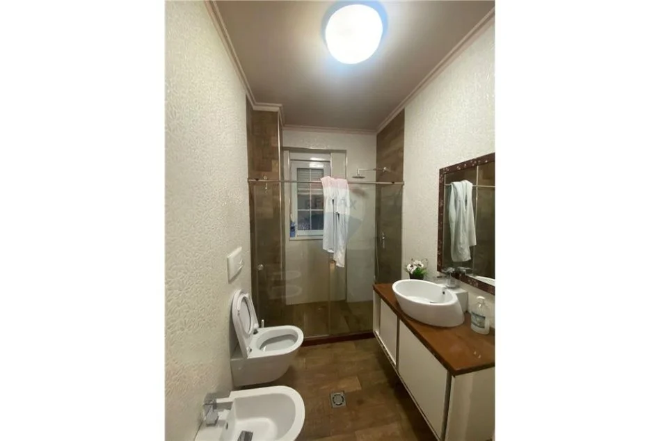 Tirane, jepet me qera apartament 2+1 , 700 € (21 Dhjetori)