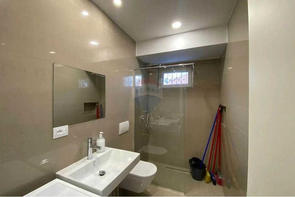 Tirane, jepet me qera apartament 1+1 Kati 1, 77 m² 600 € (Rruga Qemal Stafa)