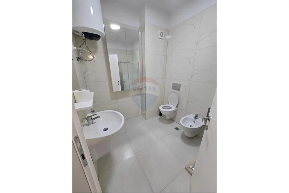 Tirane, jepet me qera apartament 1+1 , 66 m² 450 € (Spitali Amerikan 3)