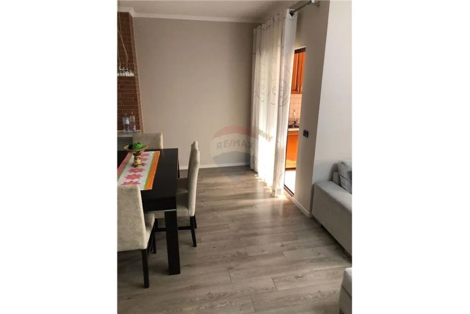 Tirane, jepet me qera 2+1 , 105 m² 640 € (Komuna e Parisit, Shqipëri)