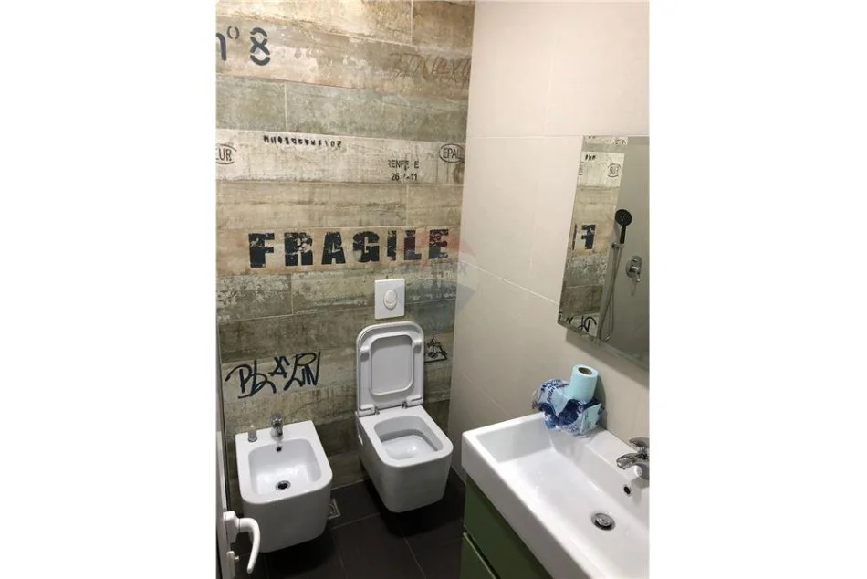Tirane, jepet me qera apartament 2+1 , 650 € (Komuna e Parisit)