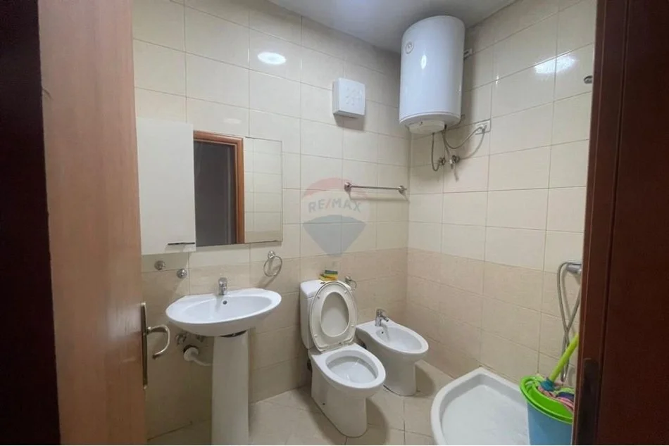 Tirane, jepet me qera zyre , 400 € (Rruga e Kavajes)